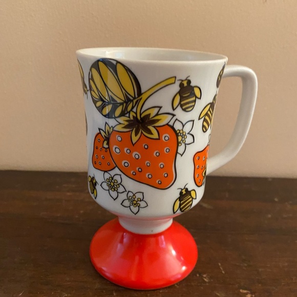 Super Mod Strawberry and Bee design pedestal mug from 70s. - Picture 2 of 2